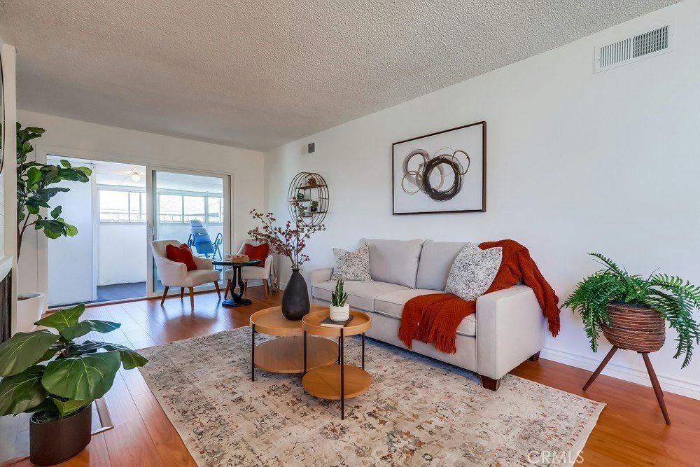 26832 Avenue of the Oaks - 2 bed 2 bath home in Newhall