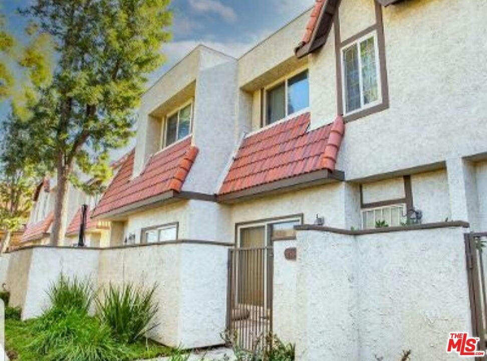 27656 Ironstone Dr - 2 bed 3 bath home in Canyon Country