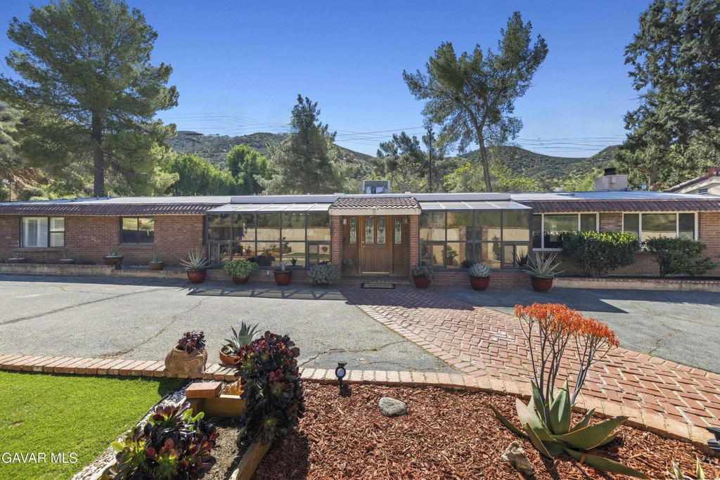11950 Sierra Hwy - 3 bed 4 bath home in Santa Clarita