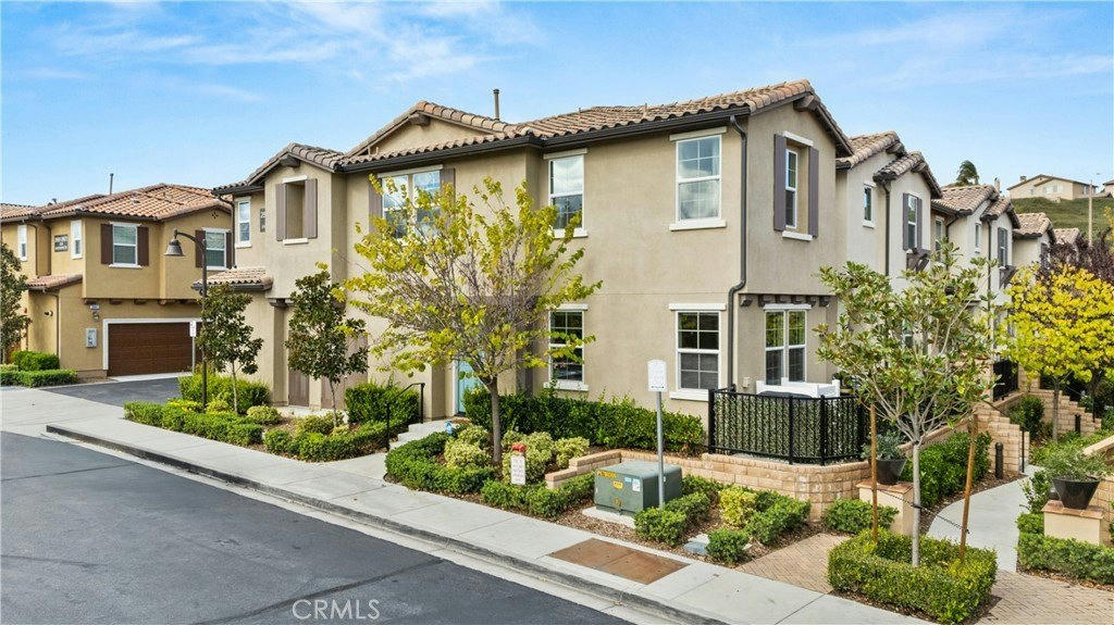 28687 Jardineras Dr - 3 bed 3 bath home in Valencia